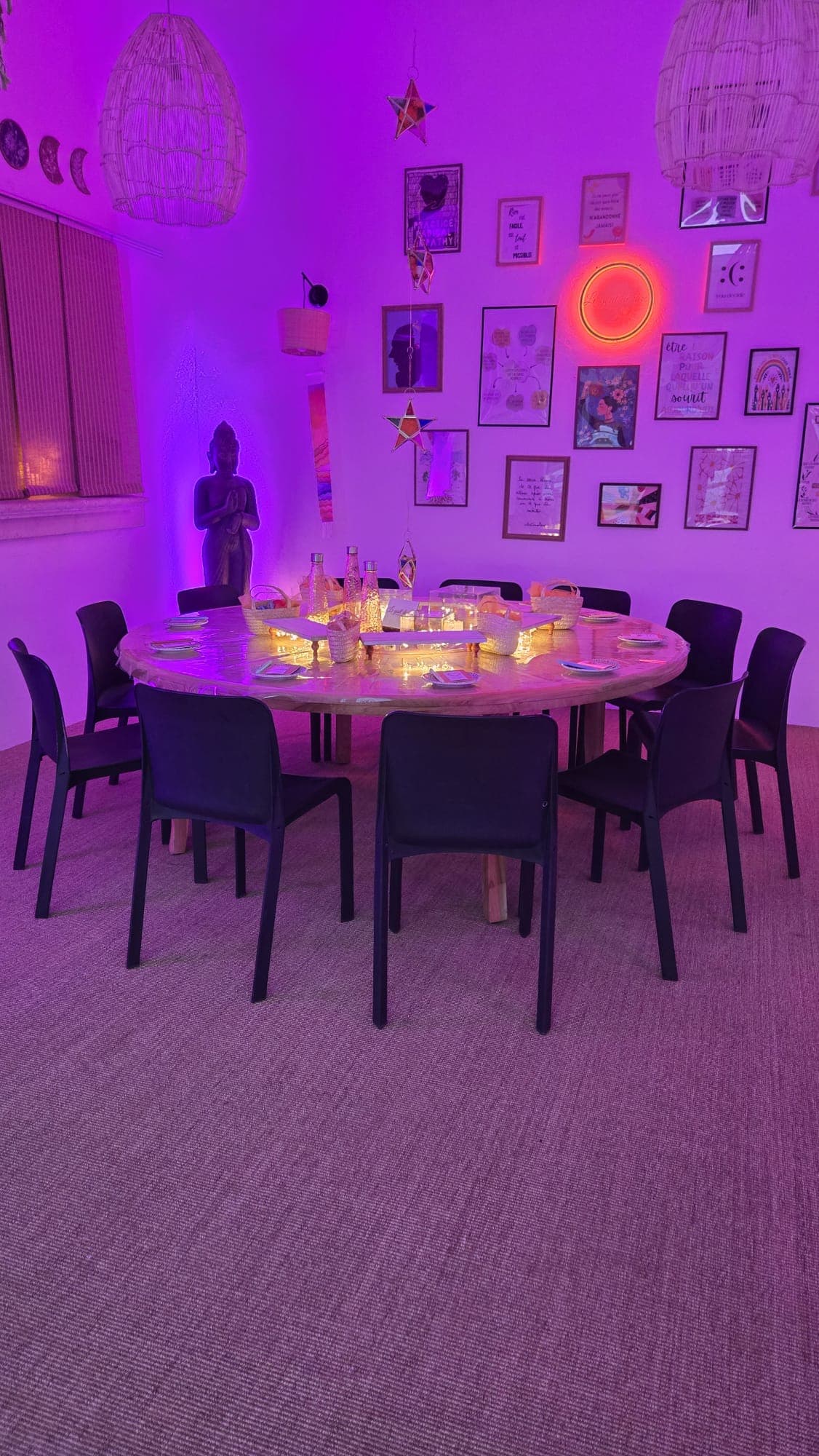 Table ronde entourée de dix chaises, prête à accueillir un cercle de parole