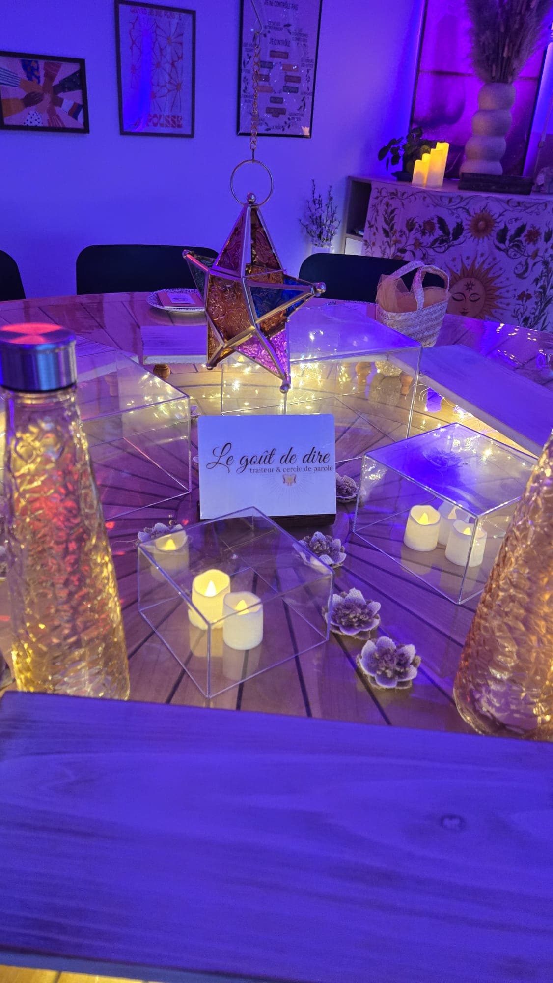 Centre de table avec bougies, photophores dorés et carte Le goût de dire